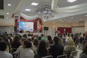 Escenario y público durante el evento